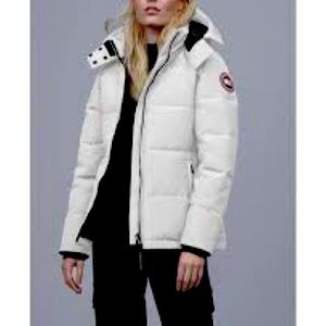 Authentic NWT Canada Goose Chelsea Parka. ( No Fur Version).
